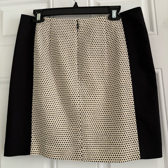 ❤️2/$15 or 3/$21❤️ Loft Black/Ivory Color Block Panel Skirt, Size 8 - Picture 2 of 10